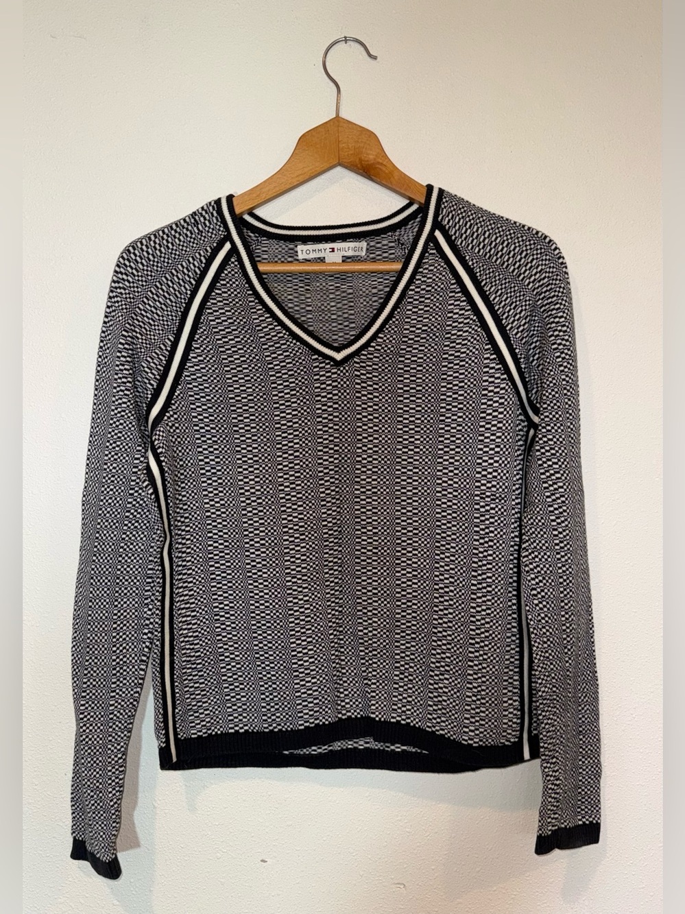 TOMMY HILFIGER Patterned Cotton V-Neck Sweater in Black and White Size Medium